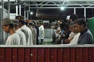 Pengungsi gempa Palu salat tarawih di masjid darurat
