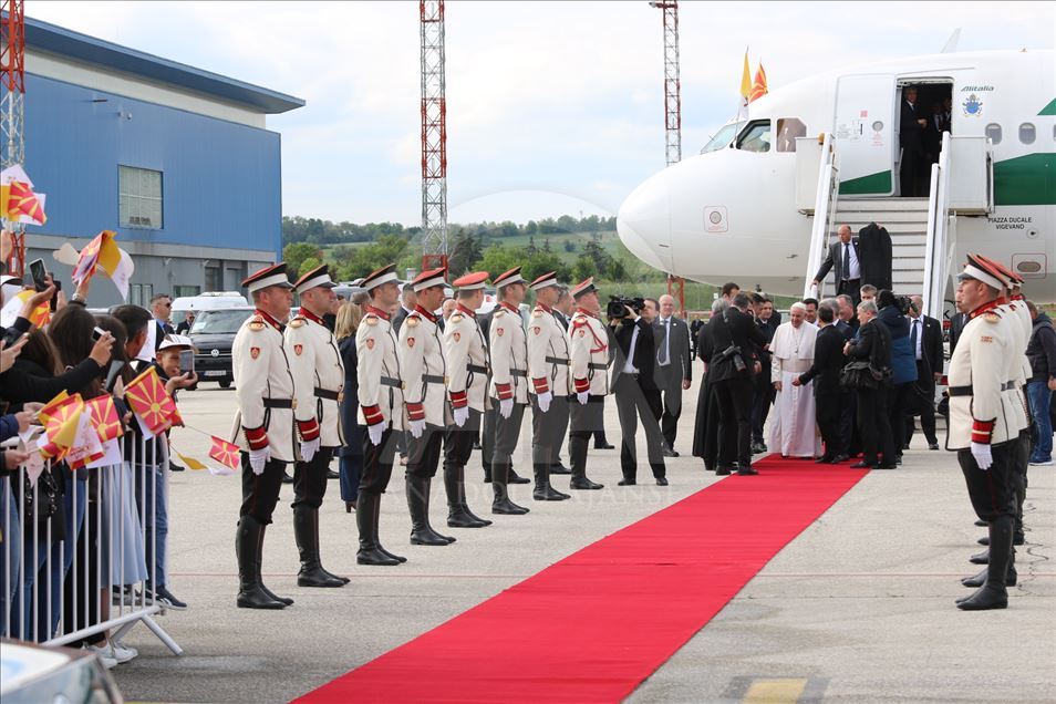 Papa Françesku mbërrin për vizitë zyrtare në Maqedoninë e Veriut
