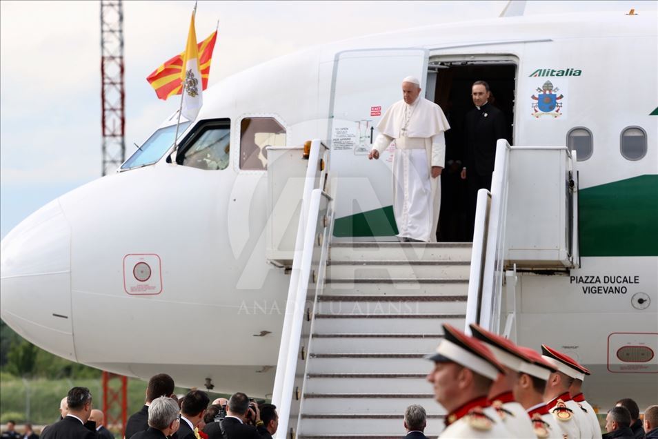 Papa Françesku mbërrin për vizitë zyrtare në Maqedoninë e Veriut
