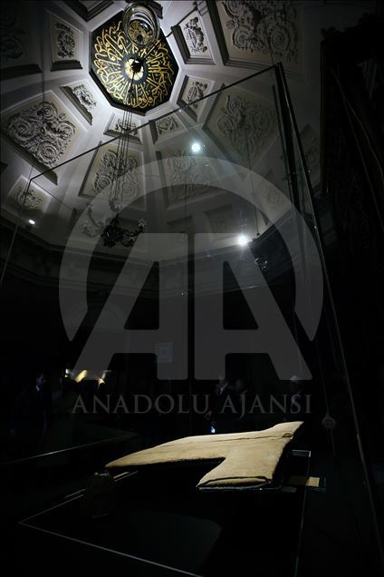 إسطنبول.. جامع "الخرقة الشريفة" يفتح أبوابه للراغبين برؤية البردة النبوية
