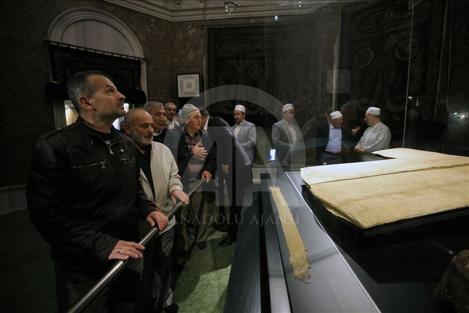 إسطنبول.. جامع "الخرقة الشريفة" يفتح أبوابه للراغبين برؤية البردة النبوية
