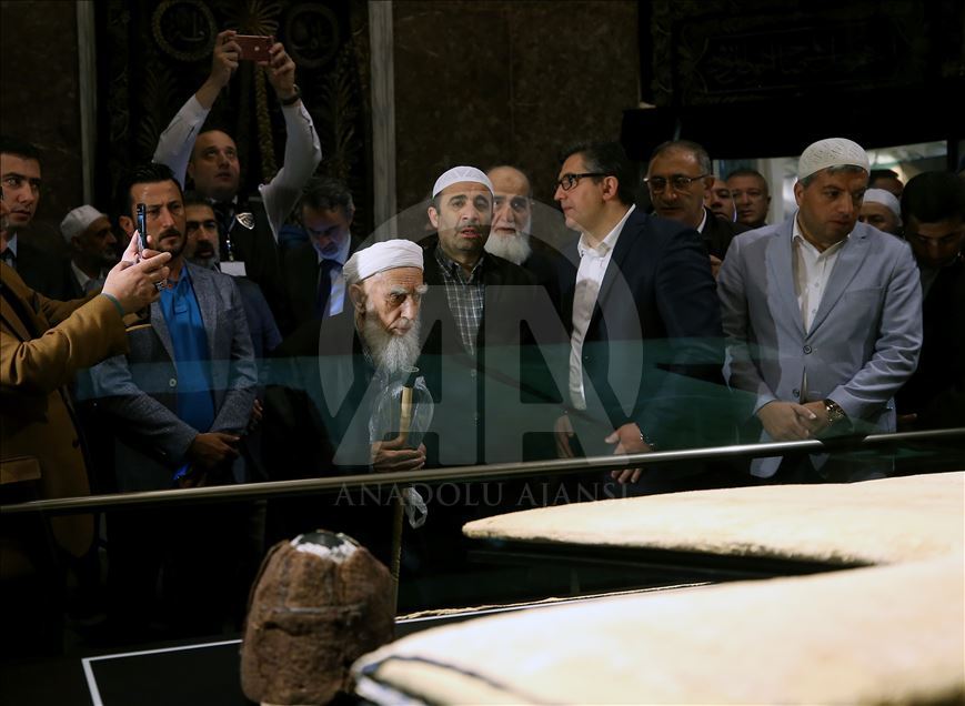 إسطنبول.. جامع "الخرقة الشريفة" يفتح أبوابه للراغبين برؤية البردة النبوية
