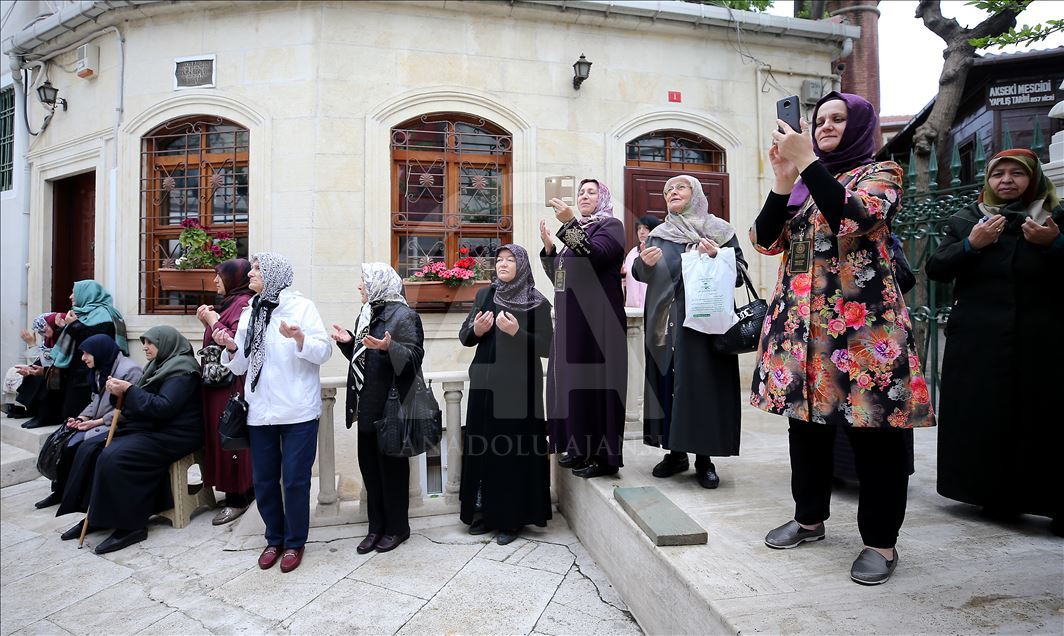 إسطنبول.. جامع "الخرقة الشريفة" يفتح أبوابه للراغبين برؤية البردة النبوية
