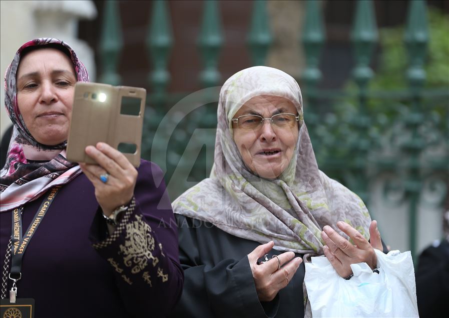 إسطنبول.. جامع "الخرقة الشريفة" يفتح أبوابه للراغبين برؤية البردة النبوية
