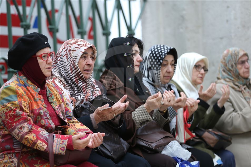 إسطنبول.. جامع "الخرقة الشريفة" يفتح أبوابه للراغبين برؤية البردة النبوية
