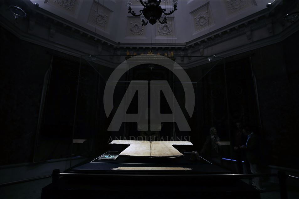 إسطنبول.. جامع "الخرقة الشريفة" يفتح أبوابه للراغبين برؤية البردة النبوية
