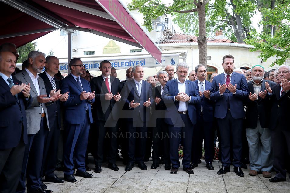 إسطنبول.. جامع "الخرقة الشريفة" يفتح أبوابه للراغبين برؤية البردة النبوية
