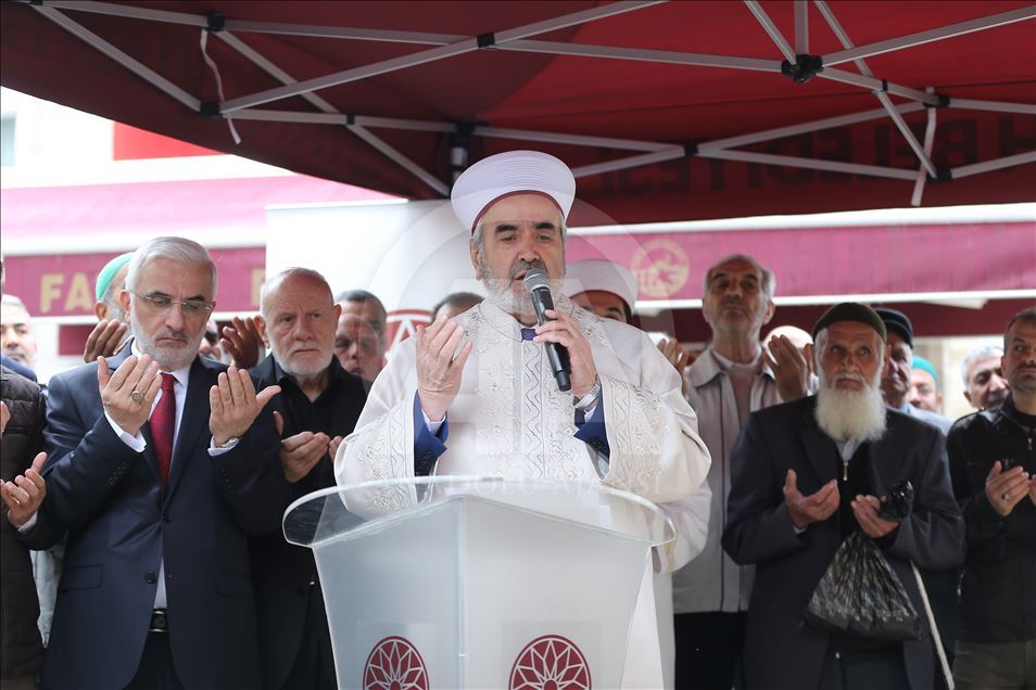 إسطنبول.. جامع "الخرقة الشريفة" يفتح أبوابه للراغبين برؤية البردة النبوية
