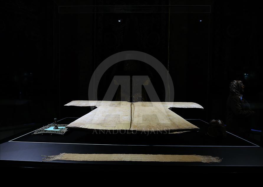 إسطنبول.. جامع "الخرقة الشريفة" يفتح أبوابه للراغبين برؤية البردة النبوية
