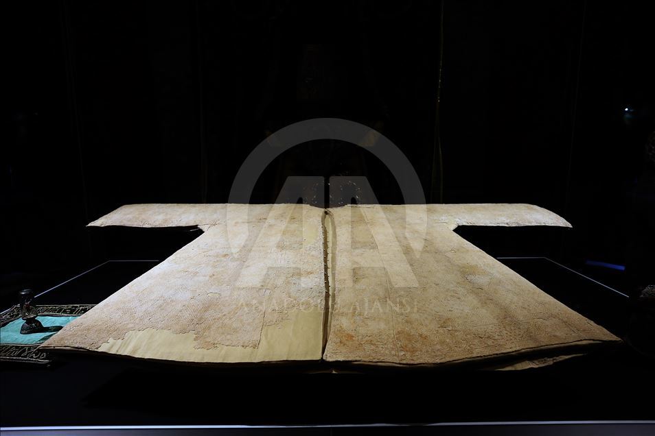 إسطنبول.. جامع "الخرقة الشريفة" يفتح أبوابه للراغبين برؤية البردة النبوية
