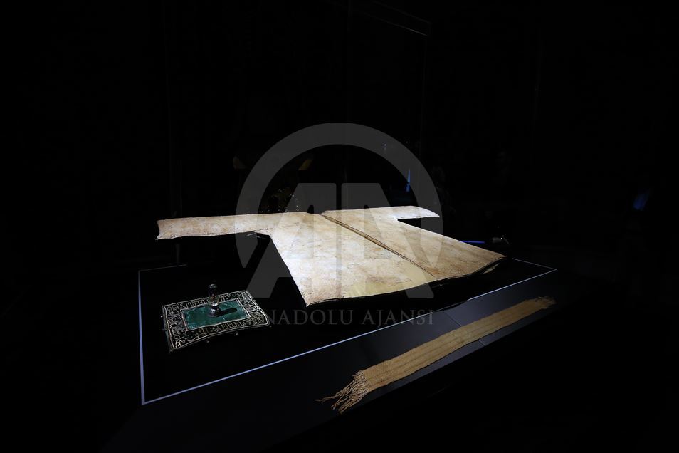 إسطنبول.. جامع "الخرقة الشريفة" يفتح أبوابه للراغبين برؤية البردة النبوية
