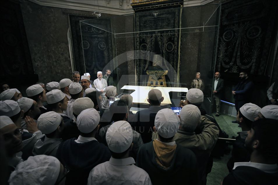 إسطنبول.. جامع "الخرقة الشريفة" يفتح أبوابه للراغبين برؤية البردة النبوية
