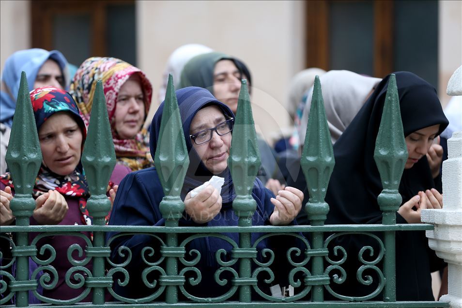 إسطنبول.. جامع "الخرقة الشريفة" يفتح أبوابه للراغبين برؤية البردة النبوية
