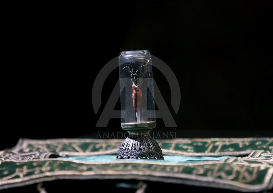 إسطنبول.. جامع "الخرقة الشريفة" يفتح أبوابه للراغبين برؤية البردة النبوية
