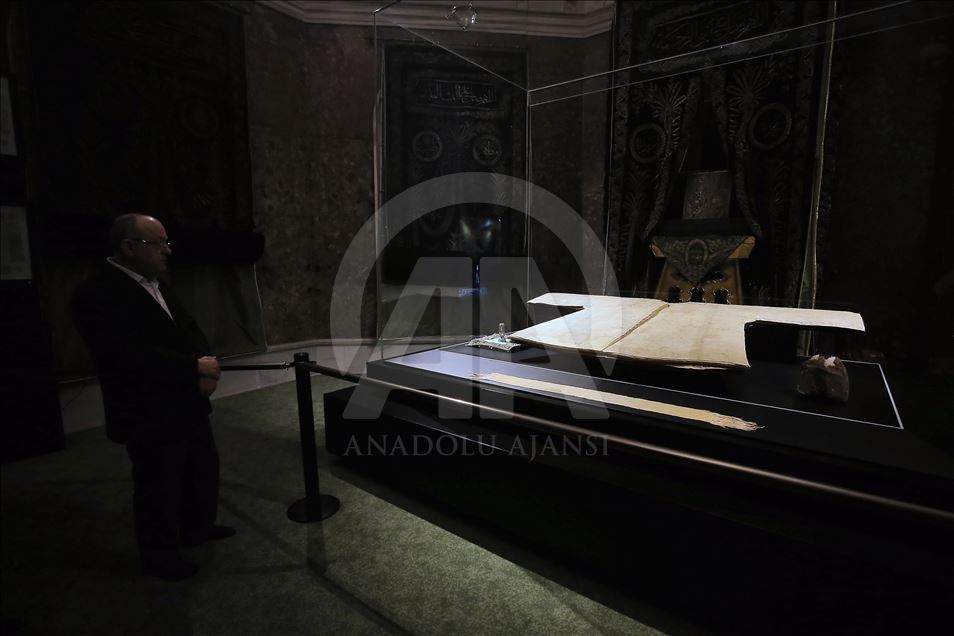 إسطنبول.. جامع "الخرقة الشريفة" يفتح أبوابه للراغبين برؤية البردة النبوية
