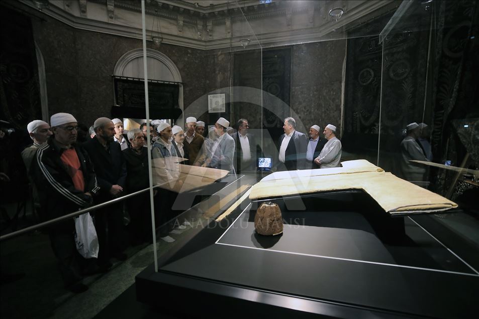 إسطنبول.. جامع "الخرقة الشريفة" يفتح أبوابه للراغبين برؤية البردة النبوية
