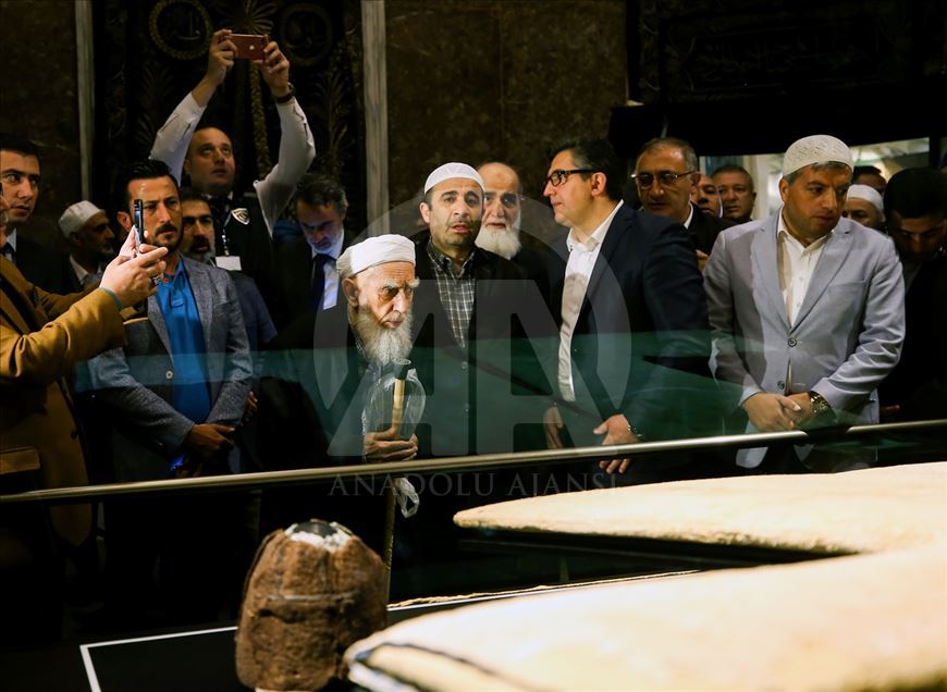 Fieles asisten a la mezquita de Hirka-i Serif para ver manto del profeta Mahoma