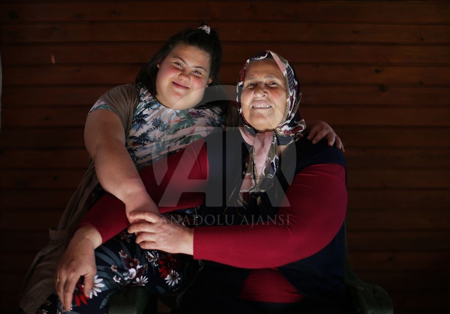 Ömrünü down sendromlu evladına adayan anneler