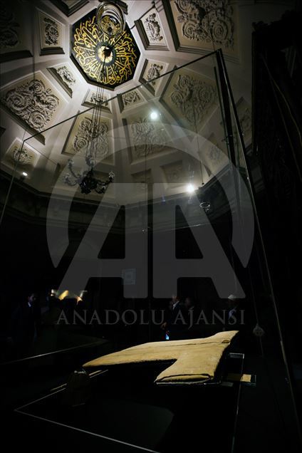 Fieles asisten a la mezquita de Hirka-i Serif para ver manto del profeta Mahoma