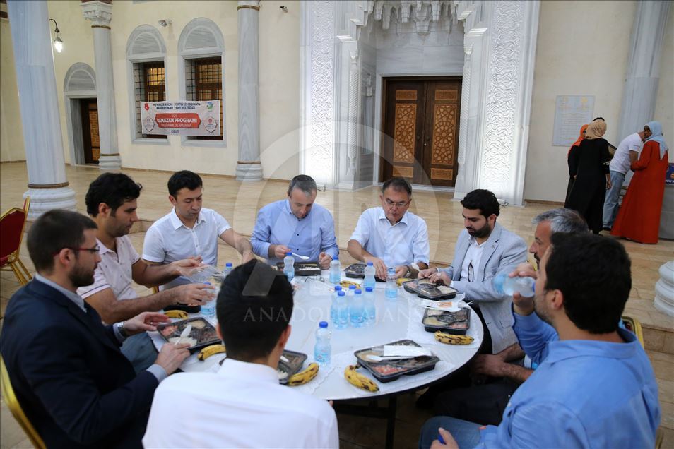 Cibuti'nin simgesi haline gelen 2. Abdülhamid Han Camisi'nde iftar