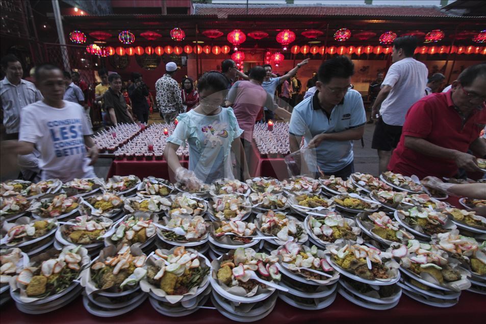 Toleransi beragama, warga Tionghoa siapkan hidangan berbuka puasa