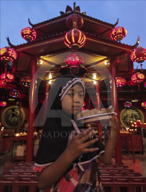 Toleransi beragama, warga Tionghoa siapkan hidangan berbuka puasa
