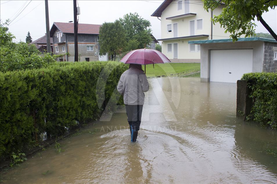 Bosna Hersek'teki sel hayatı olumsuz etkiledi