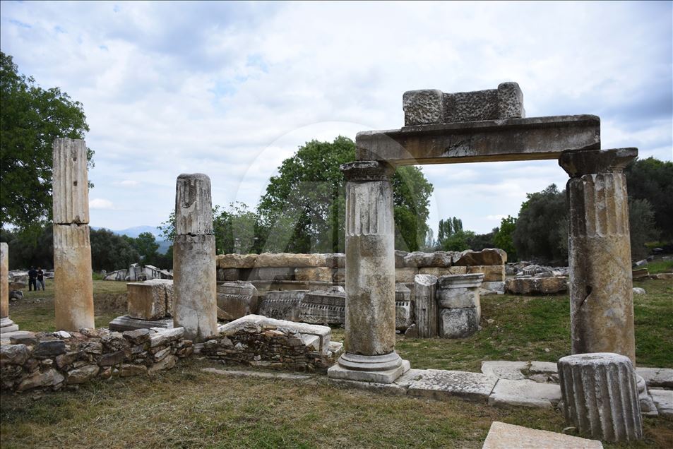 Les colonnes de Lagina sont redressées