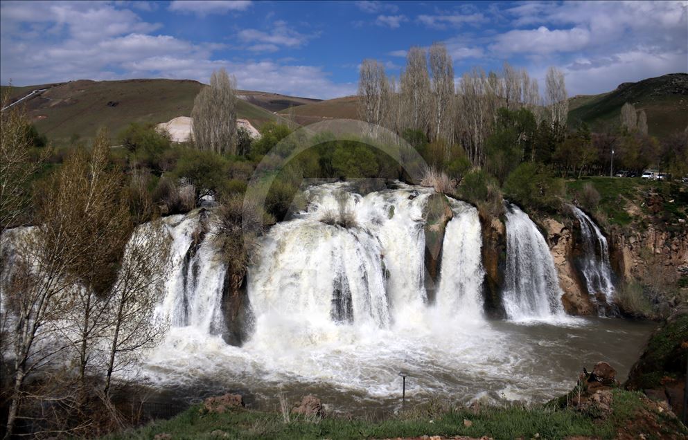 علاقه گردشگران به آبشار مرادیه در استان وان ترکیه