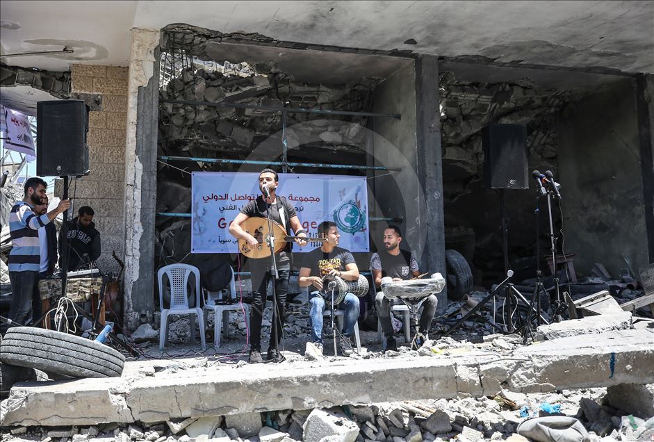 İsrail saldırısında yıkılan binanın enkazında sevgi ve barış şarkıları
