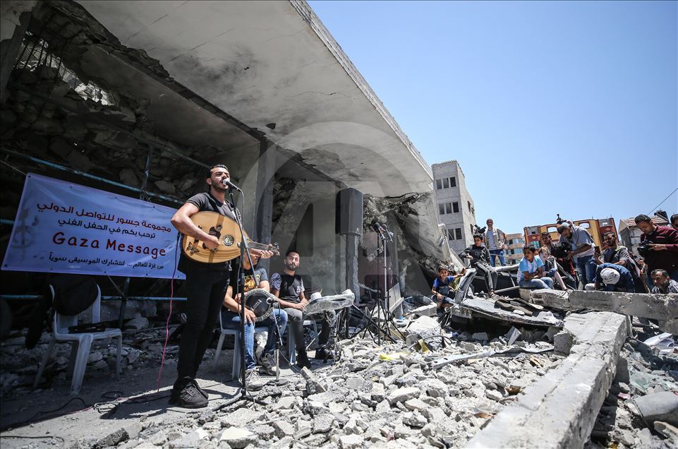 İsrail saldırısında yıkılan binanın enkazında sevgi ve barış şarkıları
