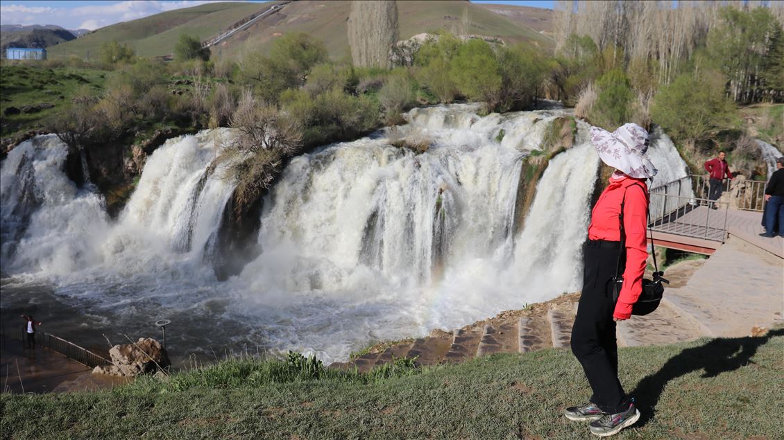 علاقه گردشگران به آبشار مرادیه در استان وان ترکیه