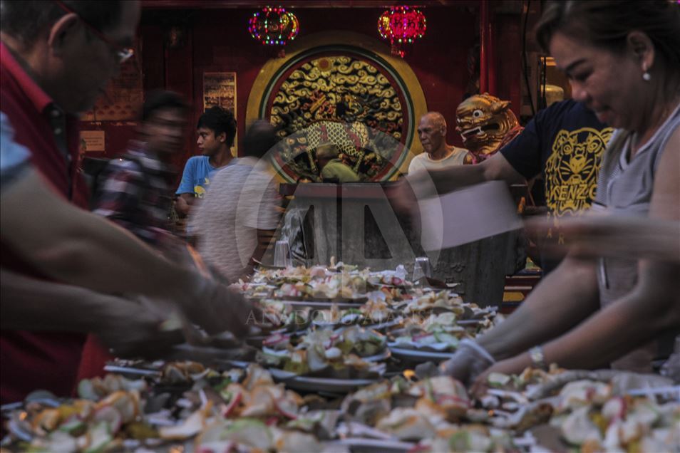 Toleransi beragama, warga Tionghoa siapkan hidangan berbuka puasa