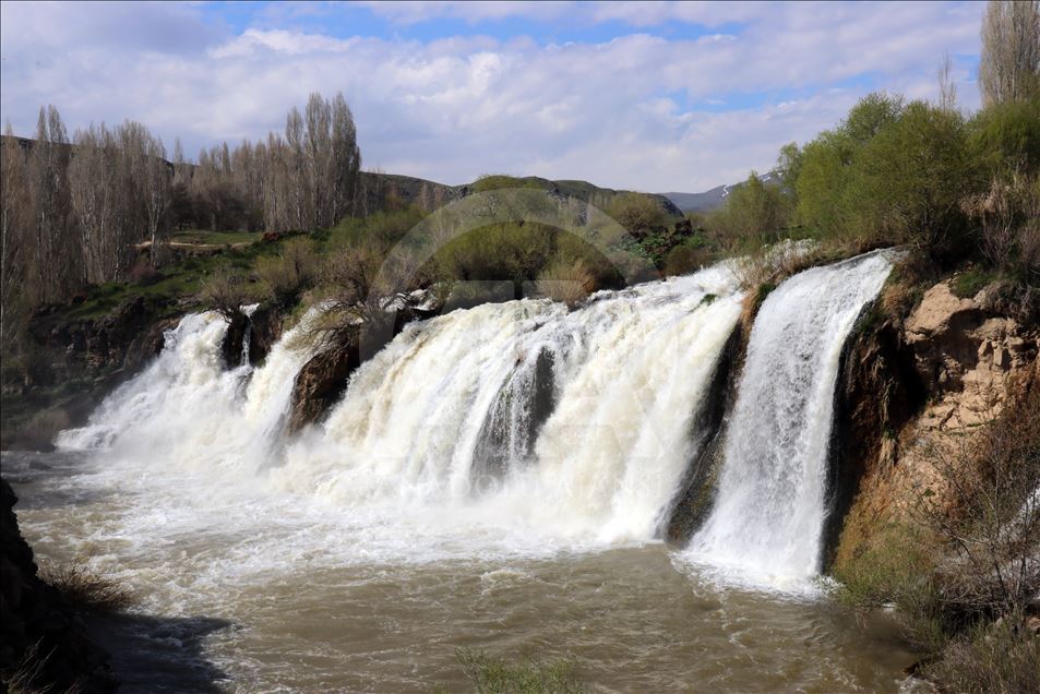 علاقه گردشگران به آبشار مرادیه در استان وان ترکیه