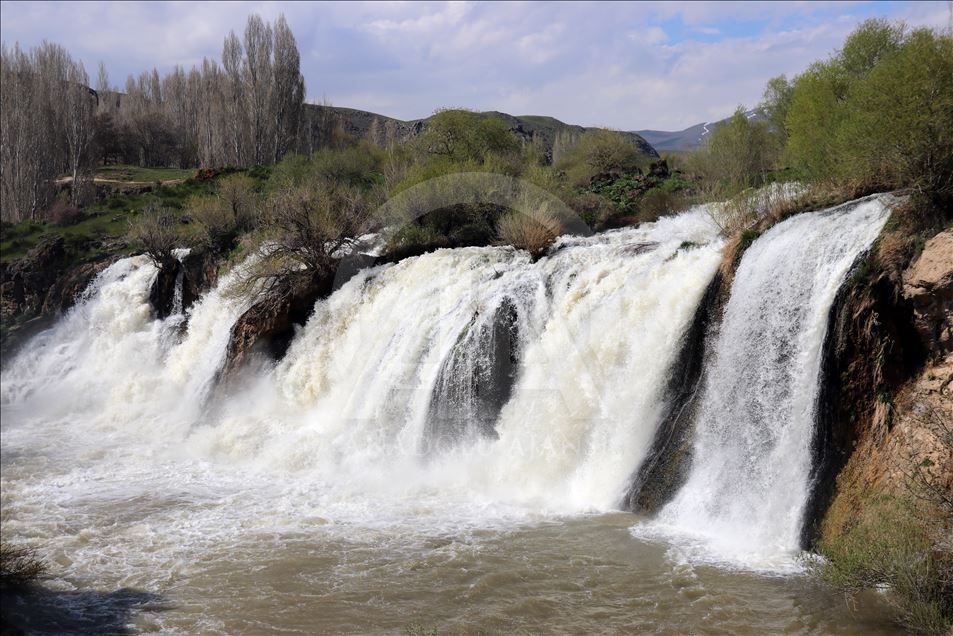 علاقه گردشگران به آبشار مرادیه در استان وان ترکیه