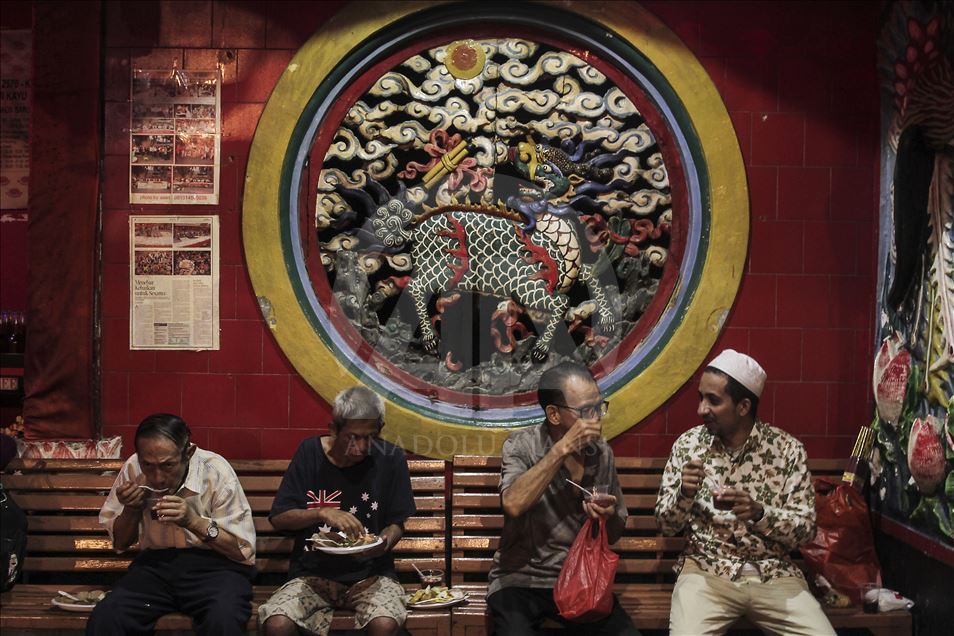 Toleransi beragama, warga Tionghoa siapkan hidangan berbuka puasa
