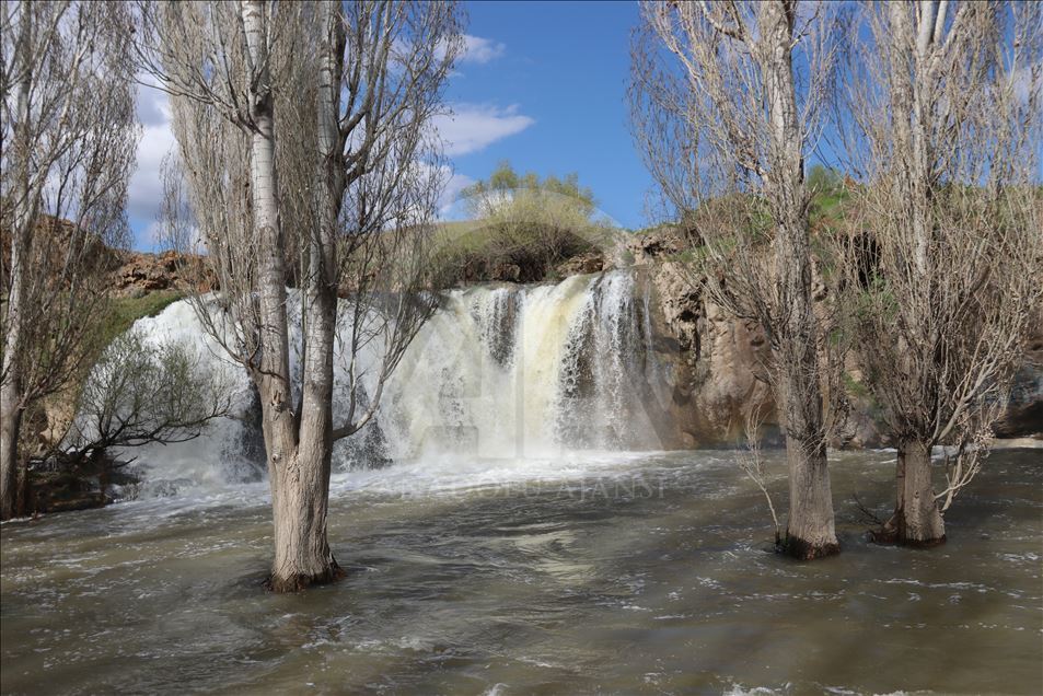 علاقه گردشگران به آبشار مرادیه در استان وان ترکیه