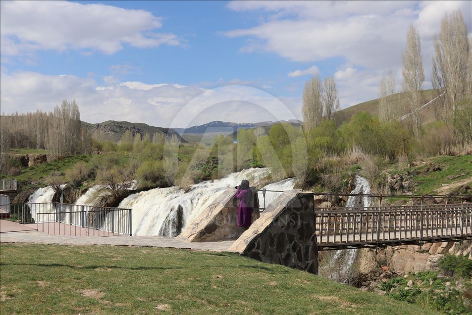 علاقه گردشگران به آبشار مرادیه در استان وان ترکیه