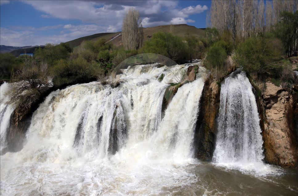 علاقه گردشگران به آبشار مرادیه در استان وان ترکیه