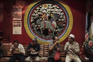 Toleransi beragama, warga Tionghoa siapkan makanan berbuka puasa