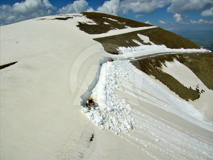 La impresionante apertura de un camino que estaba cubierto de nieve
