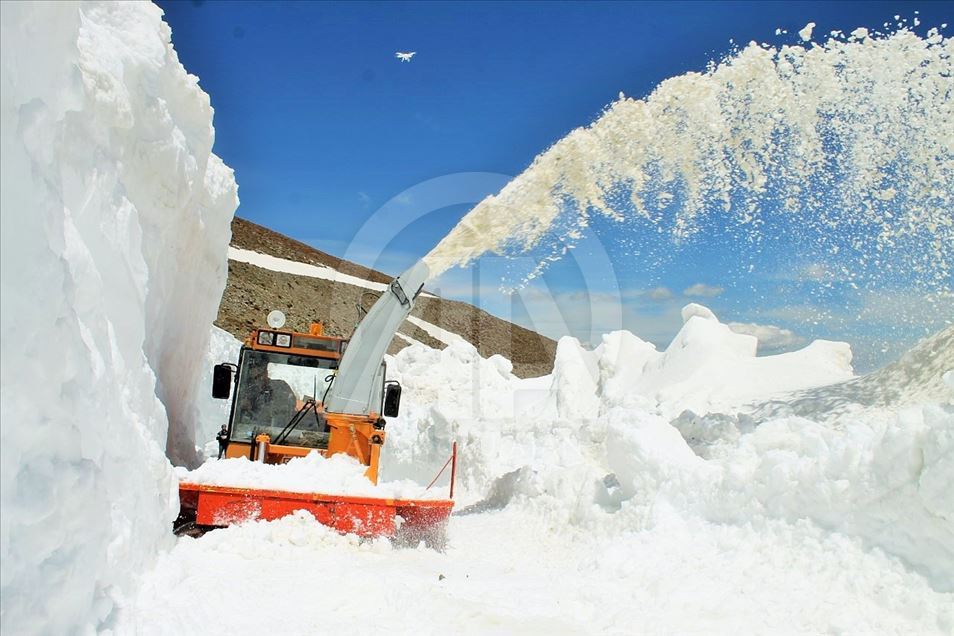Muş'ta kar ve tipiden 6 aydır kapalı olan yol açıldı