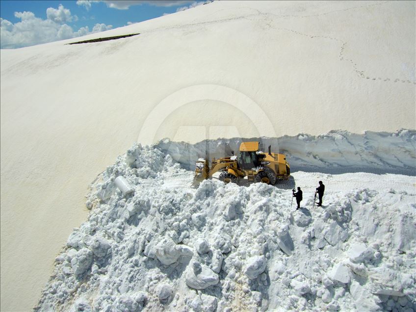 Muş'ta kar ve tipiden 6 aydır kapalı olan yol açıldı