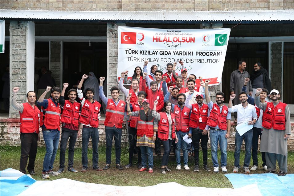 توزیع کمک‌های مردمی ترکیه میان نیازمندان پاکستان