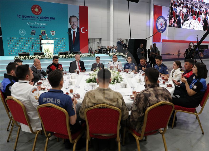 Cumhurbaşkanı Erdoğan, iç güvenlik birimleriyle iftarda bir araya geldi