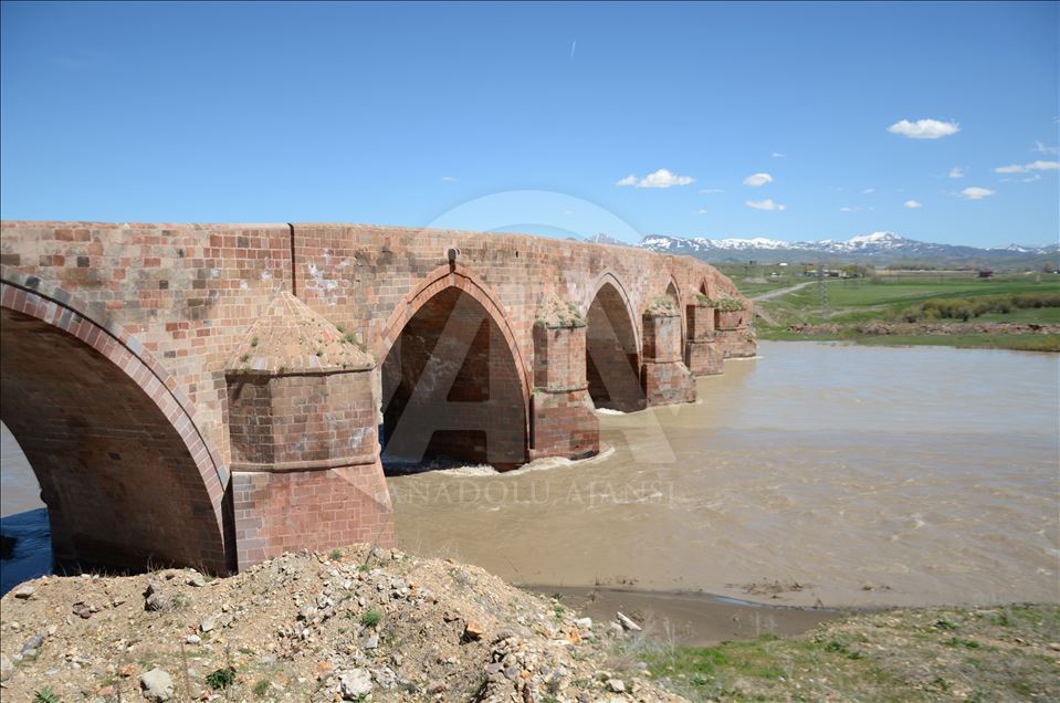 تركيا.. جسر أثري للمشاة عمره 721 عاما