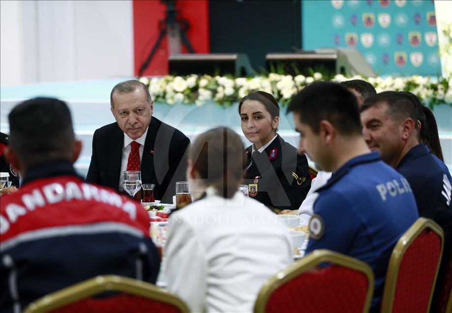 Cumhurbaşkanı Erdoğan, iç güvenlik birimleriyle iftarda bir araya geldi