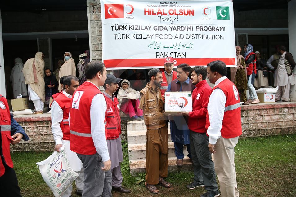 توزیع کمک‌های مردمی ترکیه میان نیازمندان پاکستان