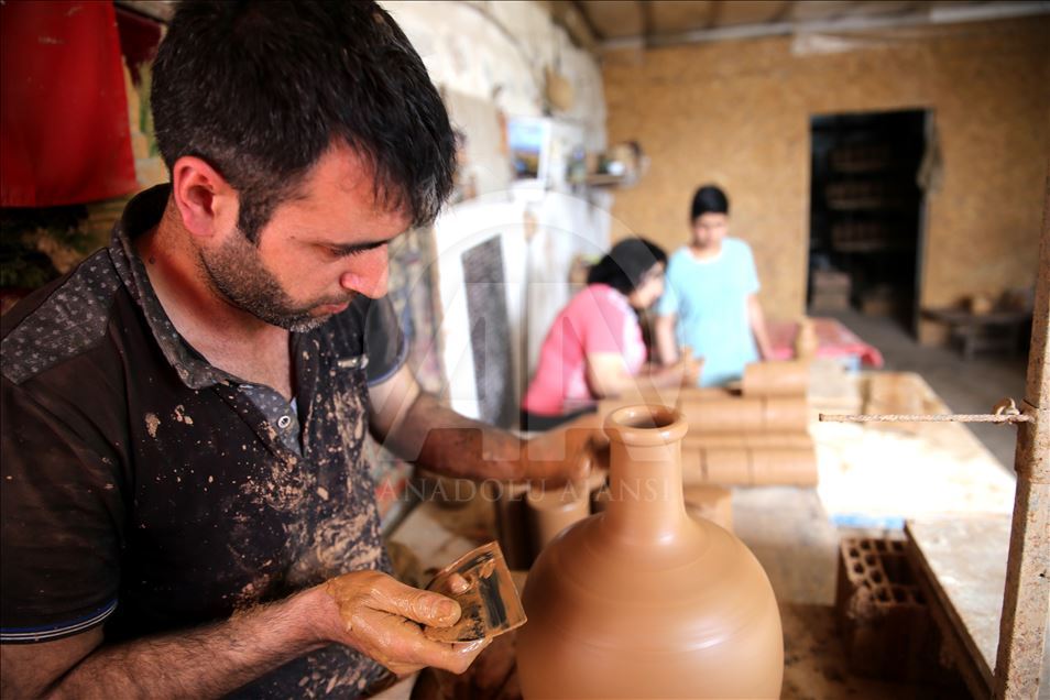 Ailece el ele verip toprağı sanata dönüştürüyorlar
