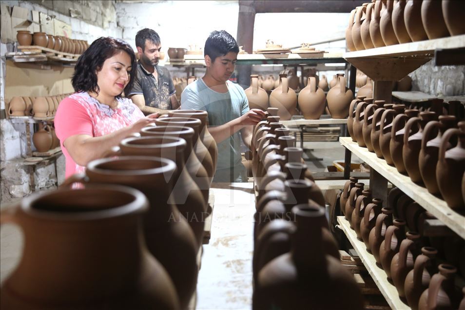 Ailece el ele verip toprağı sanata dönüştürüyorlar
